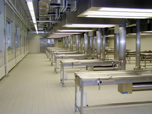 sala de autopsie cu mese autopsie